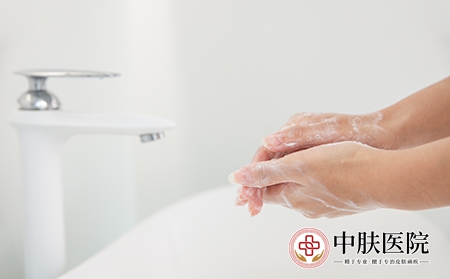 摄图网_501697376_女性卫生间洗手特写（企业商用）