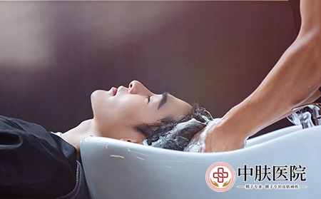 摄图网_501431691_理发师给顾客洗头（企业商用）